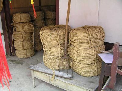 對于草繩容易發霉應該怎么去處理？